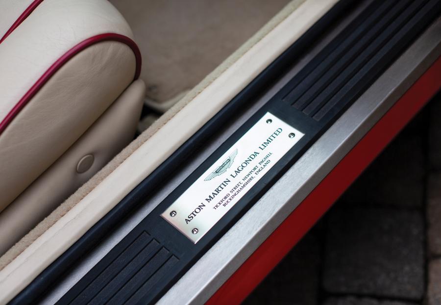 Логотип Aston Martin Virage Volante 1993 года  (NA) (фото 51 из 63)